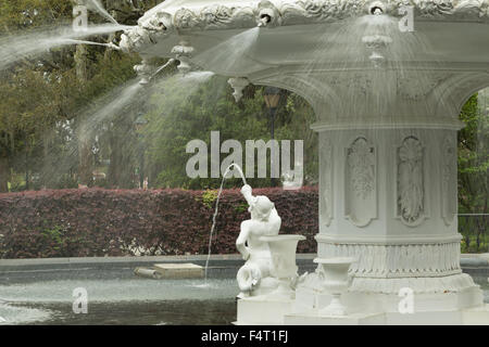 Une photographie de la fontaine à Forsyth Park à Savannah, Géorgie. Forsyth Park est un grand parc de la ville dans le quartier historique. Banque D'Images