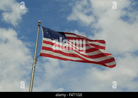 Un 'Betsy Ross' flag flying dans le quartier historique de Savannah, Géorgie. Le Betsy Ross flag est un début de la conception du drapeau. Banque D'Images