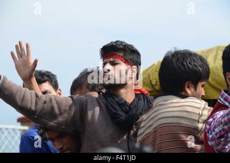 Srinagar, Inde. 22 octobre, 2015. Deuil chiite du cachemire crier des slogans après qu'ils ont été emmené par la police au cours des restrictions sévères imposées par les autorités pour empêcher l'intervention des commémorations du deuil par les musulmans chiites du Cachemire sur huit de Muharram. Le deuil de Mouharram est défini de rituels en souvenir du septième siècle le martyre du petit-fils du Prophète Mohammad Hussein Imam, qui a été tué à la bataille de Kerbala en Irak aujourd'hui, en 680 AD. © Faisal Khan/Pacific Press/Alamy Live News Banque D'Images