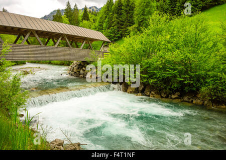Alpes Alpes d'Allgäu, en Bavière, près de Oberstdorf, Mountain Brook, pont, Allemagne, Europe, passerelle, pont en bois, Oberallgäu, STI Banque D'Images