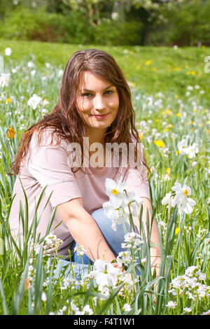 Jeune femme dans un champ de fleurs Banque D'Images