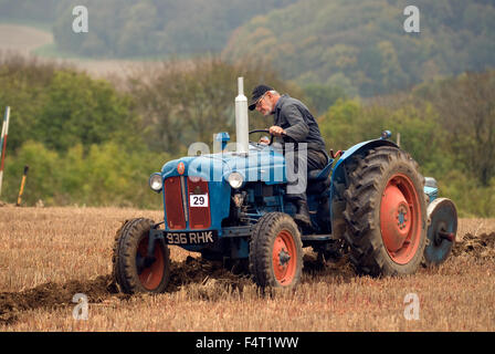Agriculteur au volant de sa 1958 Iveco Eurocargo tracteur avec charrue Ransomes concurrentes dans le Nord East Hants... Banque D'Images