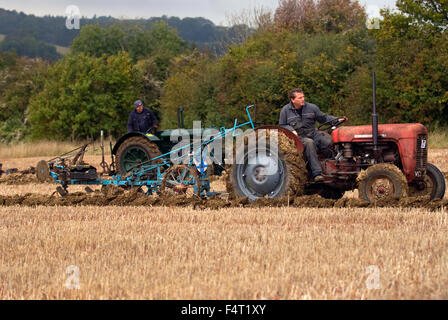 Agriculteur au volant de son tracteur Massey Ferguson 1958 avec charrue Ransomes 35 concurrents dans le Nord East Hants un agricole Banque D'Images