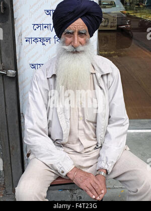 Un homme de l'Inde avec un turban et longue barbe blanche sur la 74e Rue à Jackson Heights, Queens, New York. Banque D'Images