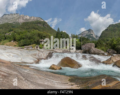 La Suisse, l'Europe, Lavertezzo, Tessin, rapides, rivière, vallée de Verzasca, paysage, eau, été, montagnes, collines, Banque D'Images