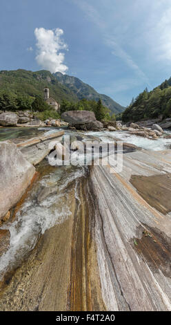 La Suisse, l'Europe, Lavertezzo, Tessin, rapides, rivière, vallée de Verzasca, paysage, eau, été, montagnes, collines, rochers, colou Banque D'Images