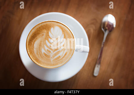 Tasse de cappuccino sur la table en bois historique Banque D'Images