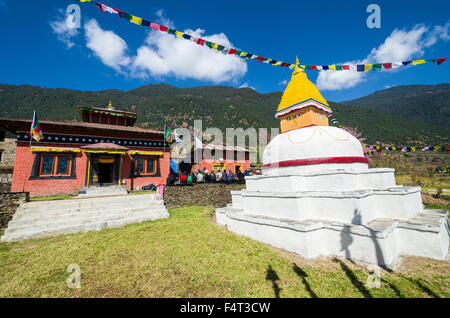 Bhandar Gompa avec un stupa blanc au premier plan Banque D'Images