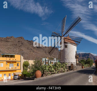 L'Espagne, l'Europe, Mogan, Gran Canaria, Îles Canaries, El Molino de Viento, moulin, ville, village, l'été, les montagnes, les collines, Banque D'Images