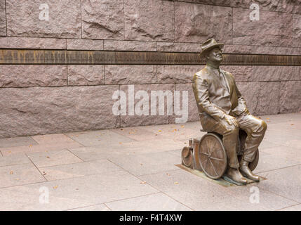 WASHINGTON, DC, États-Unis - Franklin Roosevelt Memorial. Statue en bronze de RAD en fauteuil roulant. Banque D'Images