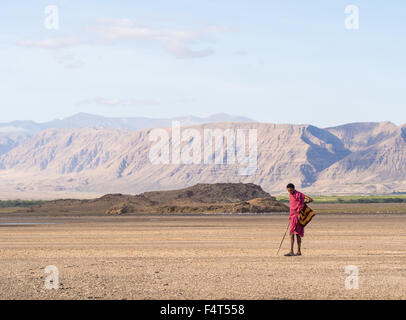 Guerrier massaï portant des vêtements rouges traditionnels dans la partie du lac Natron, dans le Nord de la Tanzanie, l'Afrique. Banque D'Images