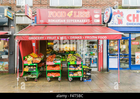 Supermarché roumain dans l'ouest de Londres. Banque D'Images