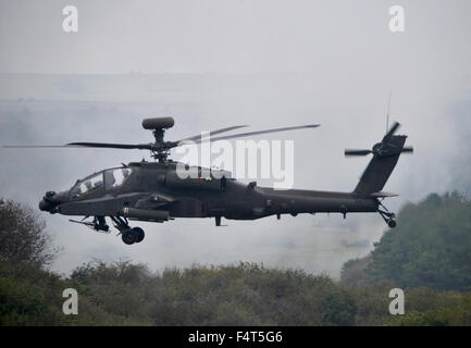 Hélicoptère de combat Apache en action lors d'une puissance de feu de l'armée britannique une démonstration à Larkhill dans la plaine de Salisbury, Angleterre, Royaume-Uni Banque D'Images