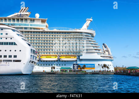 Caraïbes Royal de bateau, l'Oasis of the Seas, ancré dans le port de Nassau, aux Bahamas. Banque D'Images