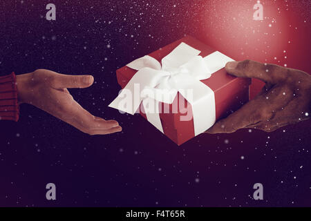 Image composite du couple holding gift Banque D'Images