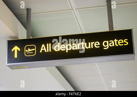 Inscrivez-diriger les passagers à toutes les portes d'embarquement dans un aéroport. Banque D'Images