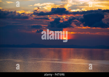 Amérique du Sud, Amérique latine, Pérou, le Lac Titicaca, l'Île Suasi, coucher du soleil Banque D'Images