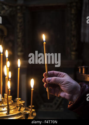 14 octobre 2015 - femme met un cierge à l'église (Image Crédit : © Igor Goiovniov via Zuma sur le fil) Banque D'Images