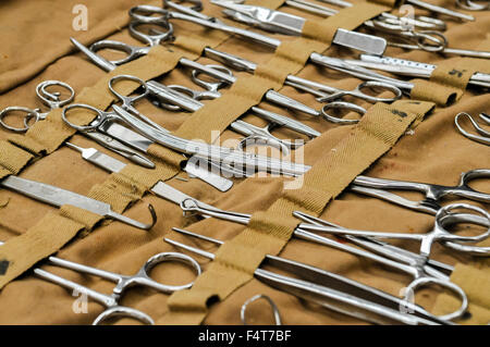 Grand choix d'acier inoxydable chirurgical, y compris Magill et pinces à épiler, de l'artère, les enrouleurs à rouleaux de toile Banque D'Images