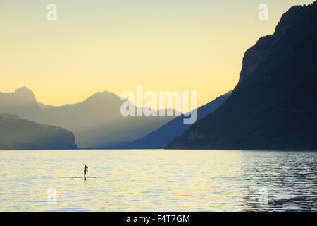 Coucher du soleil sur le lac Walensee, Saint-Gall, Suisse Banque D'Images