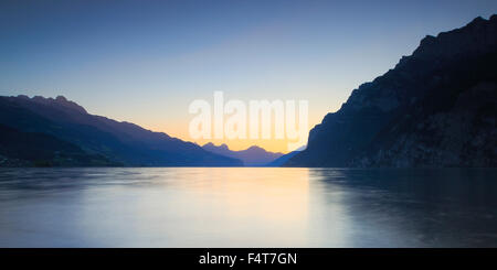 Coucher du soleil sur le lac Walensee, Saint-Gall, Suisse Banque D'Images