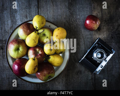 Le 19 octobre 2015 - Meubles photo, caméra de poires et pommes sur fond de vieillissement en bois (Image Crédit : © Igor Goiovniov via Zuma sur le fil) Banque D'Images