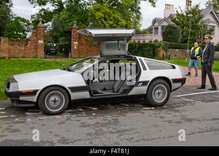 Wimbledon London,UK. 22 octobre 2015. Une voiture Delorean vintage similaire à celui présenté dans le film américain de science-fiction Retour à l'avenir est repéré sur Wimbledon Common. Credit : amer ghazzal/Alamy Live News Banque D'Images