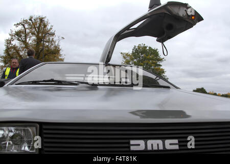 Wimbledon London,UK. 22 octobre 2015. Une voiture Delorean vintage similaire à celui présenté dans le film américain de science-fiction Retour à l'avenir est repéré sur Wimbledon Common. Credit : amer ghazzal/Alamy Live News Banque D'Images