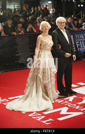 22 octobre 2015 - Tokyo, Tokyo, Japon - une actrice Anglaise Helen Mirren et directeur de ''Woman en or'' SIMON CURTIS assister à la réception d'ouverture du tapis rouge pour le 28e Festival International du Film de Tokyo est tenue à Roppongi Hills Arena à Roppongi, Tokyo jeudi 22 octobre 2015. (Crédit Image : © Hiroko Tanaka via Zuma sur le fil) Banque D'Images