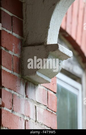 Arch s'étendant de un mur de briques. Banque D'Images