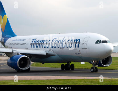 Thomas Cook Airlines avion Airbus A330-243 G-OMYT Roulement au départ à l'Aéroport International de Manchester England UK Banque D'Images