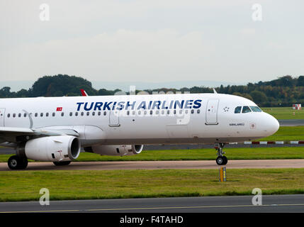 Turkish Airlines Airbus A321-231 TC-avion de roulage JSR à l'Aéroport International de Manchester en Angleterre Royaume-Uni UK Banque D'Images