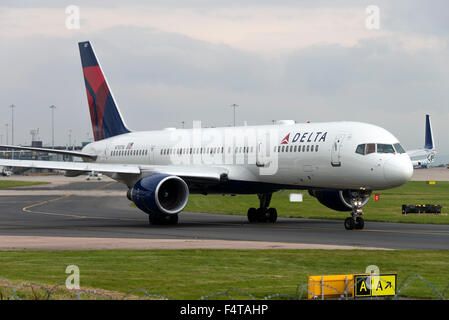 Delta Airlines Boeing 757-2QB(w) n'avions-710TW circule sur le départ à l'aéroport de Manchester en Angleterre Royaume-Uni UK Banque D'Images