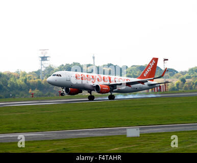 La compagnie aérienne EasyJet Airbus A320-214 G-EZOC avion à l'atterrissage à l'Aéroport International de Manchester en Angleterre Royaume-Uni UK Banque D'Images