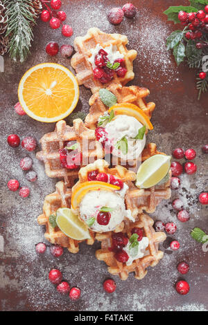 Gaufres avec de la crème glacée et des oranges. Gaufres maison aux canneberges Servi avec crème glacée orange. Décoration de fête Banque D'Images