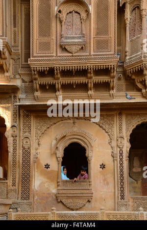 L'Asie, l'Inde, Rajasthan, Jaisalmer, pour les enfants dans la fenêtre de l'édifice historique haveli Banque D'Images