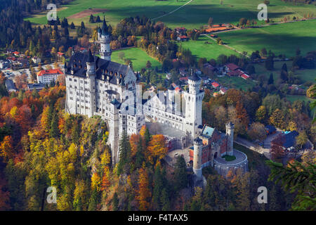 Le château de Neuschwanstein, Allemagne. Vue sur le château de Neuschwanstein au cours de journée d'automne. Banque D'Images