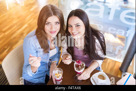 Belles femmes cafe Banque D'Images