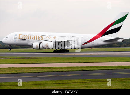 La compagnie aérienne Emirates Airbus A380-861 A6-avion est à l'atterrissage à l'Aéroport International de Manchester en Angleterre Royaume-Uni UK Banque D'Images