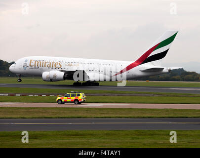 La compagnie aérienne Emirates Airbus A380-861 A6-avion est à l'atterrissage à l'Aéroport International de Manchester en Angleterre Royaume-Uni UK Banque D'Images