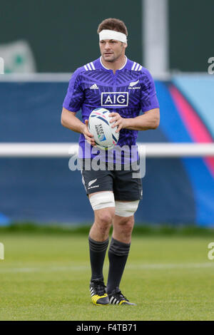 Sunbury, UK. 22 octobre, 2015. Formation de l'équipe de Nouvelle-Zélande session avant leur demi-finale contre l'Afrique du Sud 24 oct. La nouvelle zelande openside flanker et capitaine Richie McCaw se réchauffe plus Sport Action ©/Alamy Live News Banque D'Images