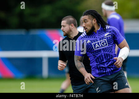 Sunbury, UK. 22 octobre, 2015. Formation de l'équipe de Nouvelle-Zélande session avant leur demi-finale contre l'Afrique du Sud 24 oct. Le centre néo-zélandais ma'a Nonu chauffe © Action Plus Sports/Alamy Live News Banque D'Images