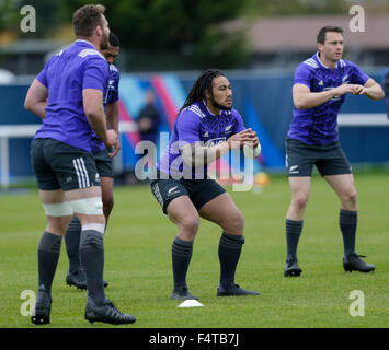 Sunbury, UK. 22 octobre, 2015. Formation de l'équipe de Nouvelle-Zélande session avant leur demi-finale contre l'Afrique du Sud 24 oct. Le centre néo-zélandais ma'a Nonu chauffe © Action Plus Sports/Alamy Live News Banque D'Images