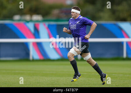 Sunbury, UK. 22 octobre, 2015. Formation de l'équipe de Nouvelle-Zélande session avant leur demi-finale contre l'Afrique du Sud 24 oct. La nouvelle zelande openside flanker et capitaine Richie McCaw se réchauffe plus Sport Action ©/Alamy Live News Banque D'Images