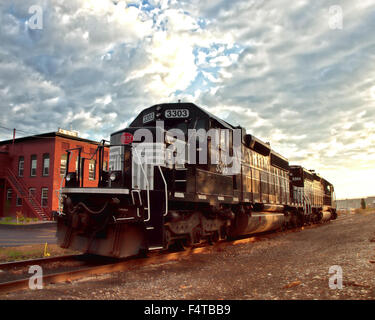 Solvay, New York, USA. Octobre, 22,2015. La locomotive Fingerlakes stationnée sur la voie ferrée en face de Chinatown Banque D'Images
