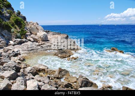 Vagues se brisant sur la côte rocheuse près de Arkoudaki beach à Lakka sur l'île grecque de Paxos. Banque D'Images