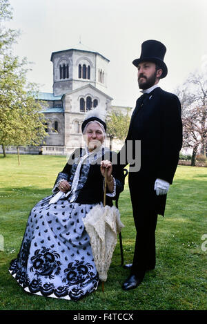 La reine Victoria et le Prince Albert personnages costumés à l'extérieur du mausolée. Frogmore. Windsor. Dans le Berkshire. L'Angleterre. UK Banque D'Images