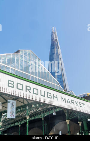 L'Angleterre, Londres, Southwark, le Shard et Borough Market Sign Banque D'Images