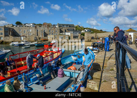 Les passagers d'un bateau-taxi de Hugh Town harbour, St Mary's. îles Scilly. cornwall. Angleterre. uk Banque D'Images