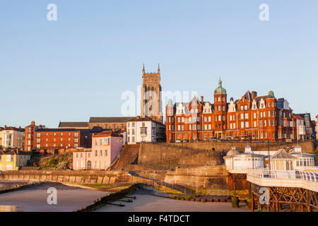 L'Angleterre, Norfolk, Cromer, Jetée de Cromer et toits de la ville Banque D'Images